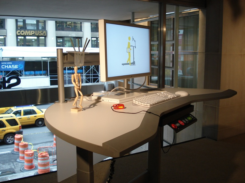Illustration for article titled Hands (and Feet) On the Steelcase Walkstation (Video)